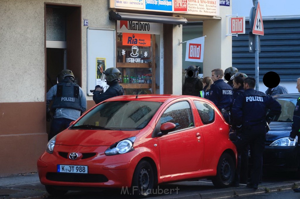 Einsatz BF Pol SEK Bedrohungslage Koeln Buchheim Herlerstr P27.jpg